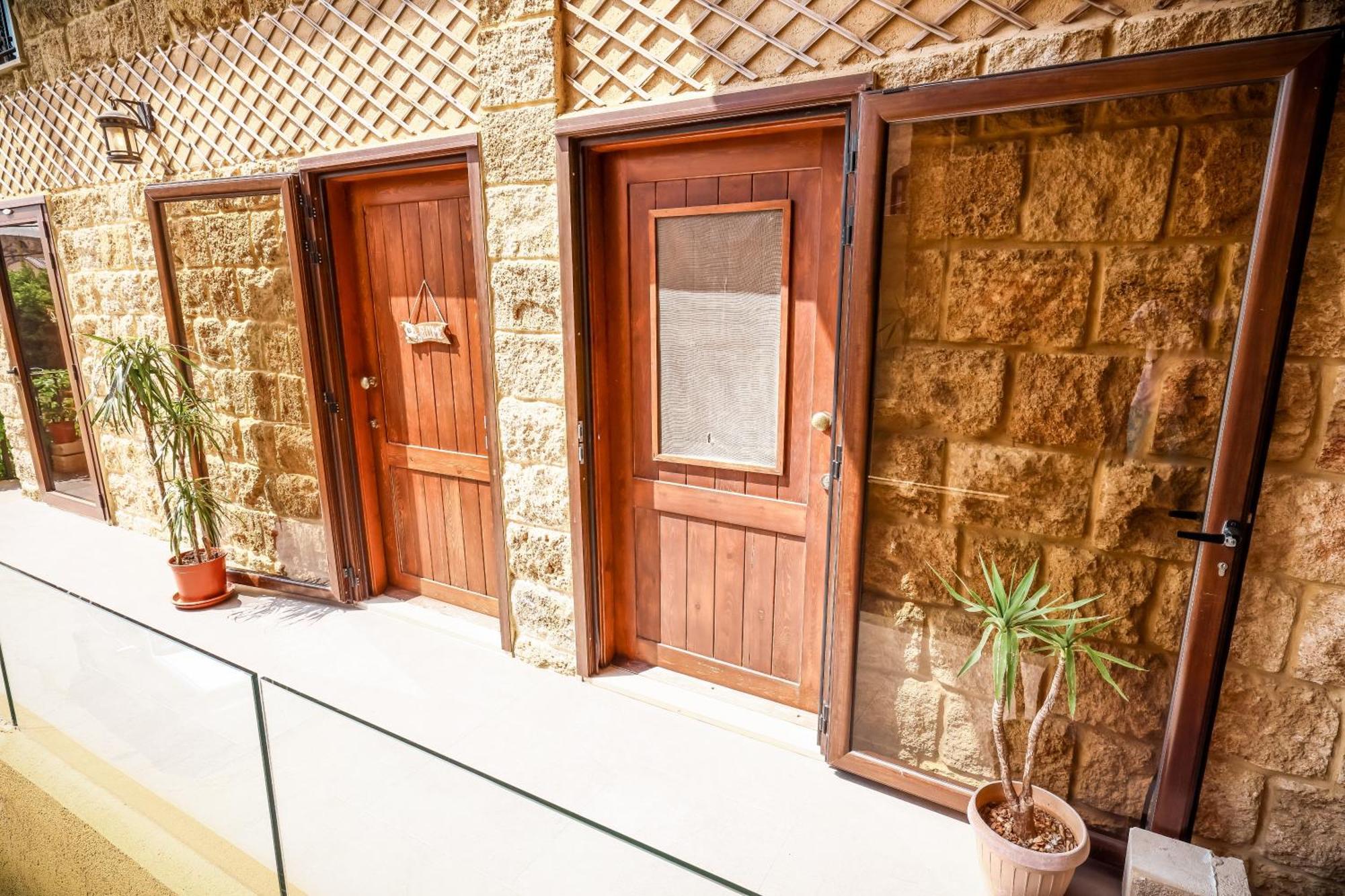 Old Town Guesthouses Batroûn Exteriör bild